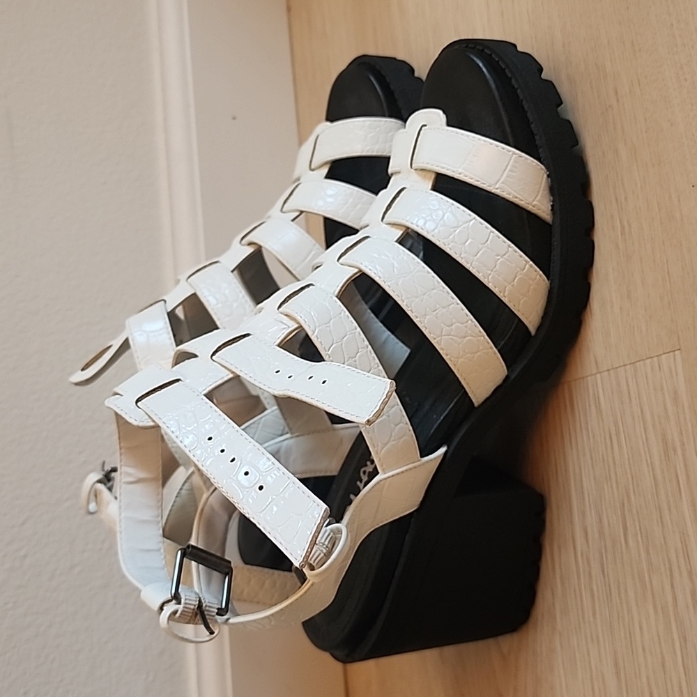 NWOT Chinese Laundry Platform Sandals